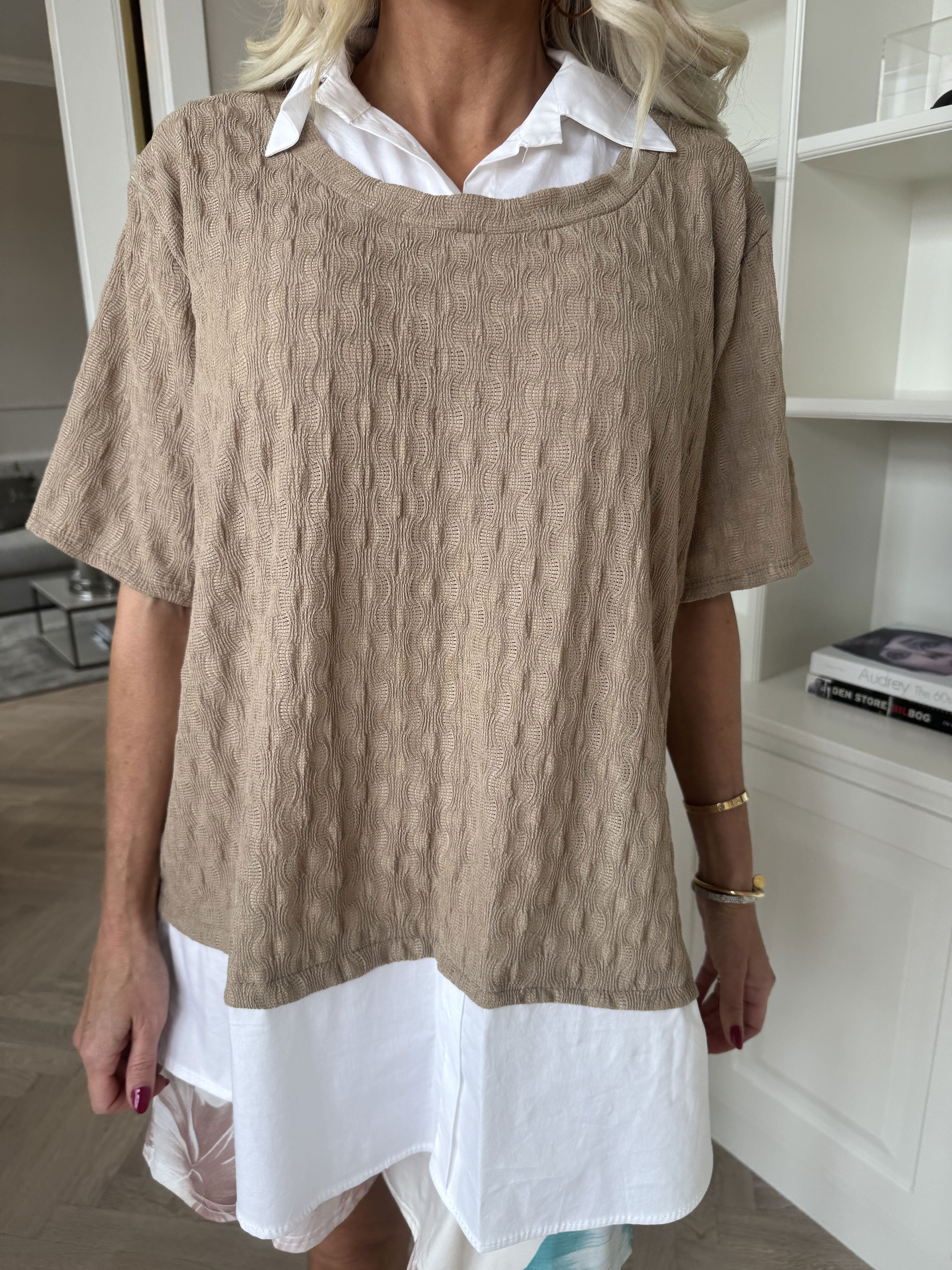 Shandel - Sød stretchy bluse med skjortedetaljer